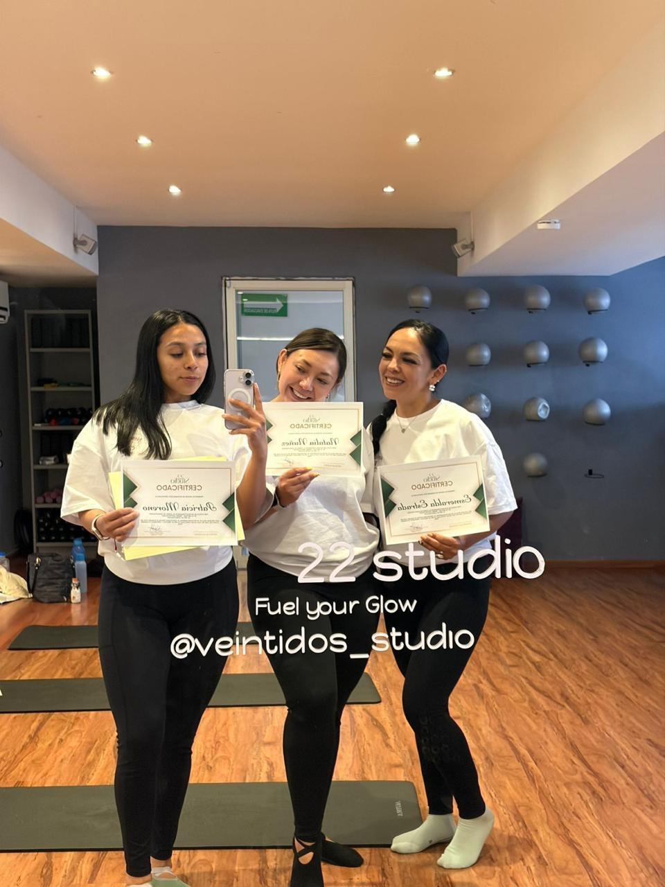Alumnas certificadas mostrando sus diplomas